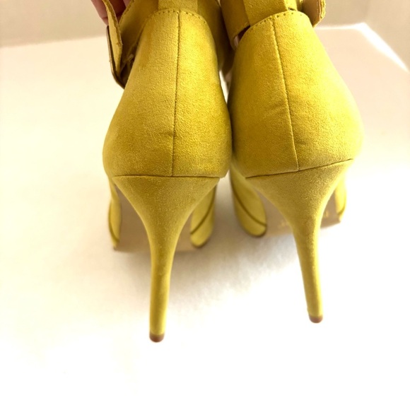 Primadonna Yellow Cutout W/ Gold Accent Stiletto Heel Open Toe Booties (7.5) - Picture 10 of 13